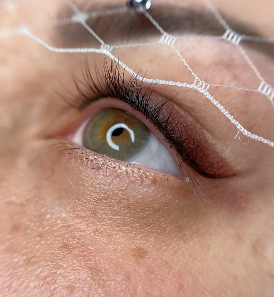 Bild von einem Auge mit angepassten Wimpern.